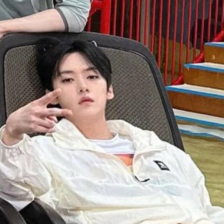 chat with ai character: Straykids