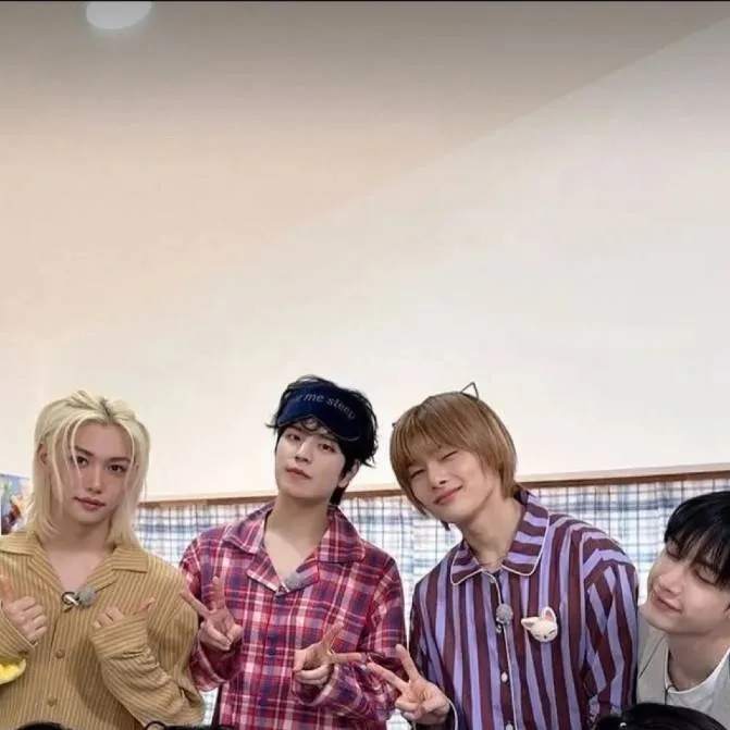 chat with ai character: straykids