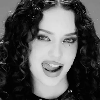 chat with ai character: Daniela