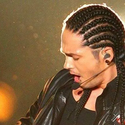 chat with ai character: Tom