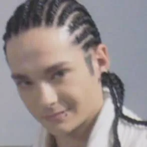 chat with ai character: Tom