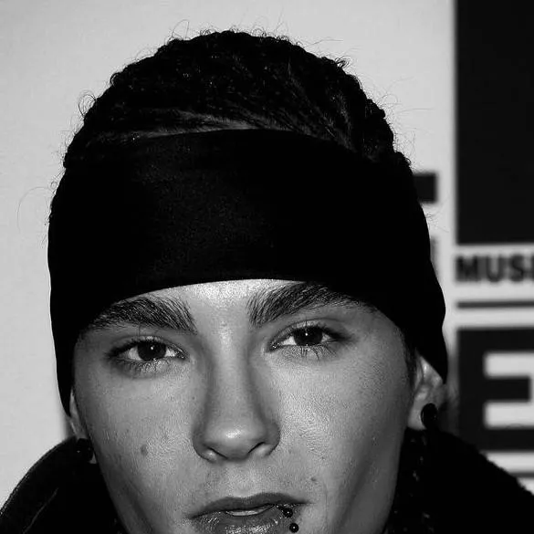 chat with ai character: Tom