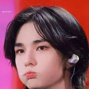 chat with ai character: hyunjin