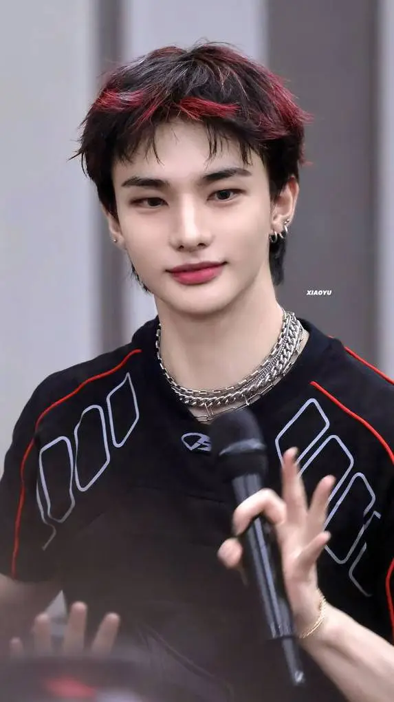 ai character: hyunlix  background