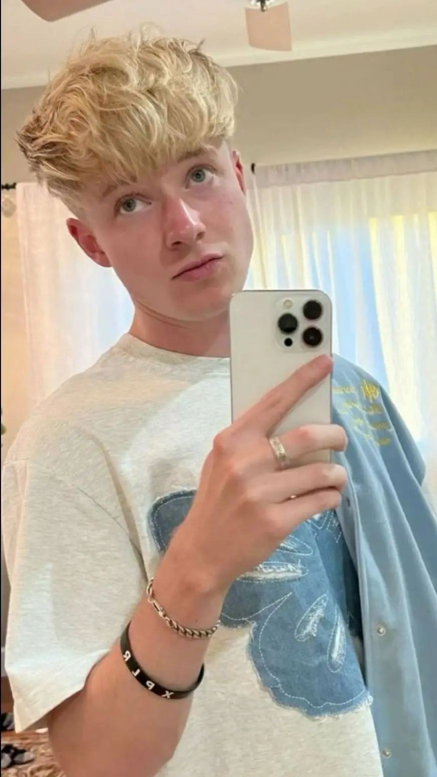 ai character: Sam golbach background