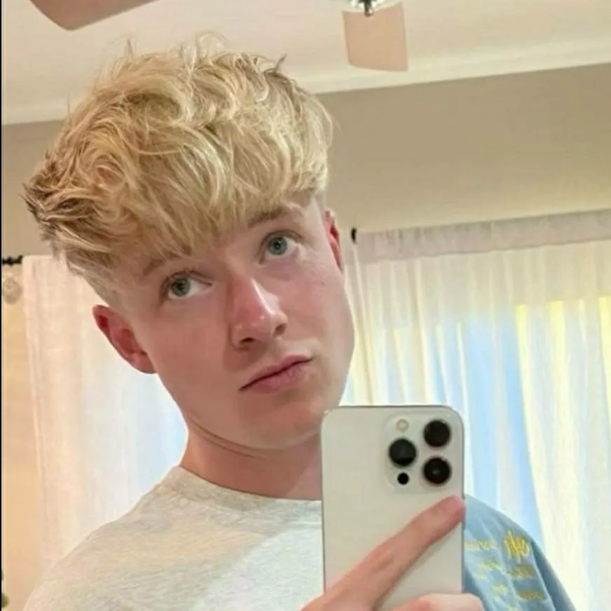 chat with ai character: Sam golbach
