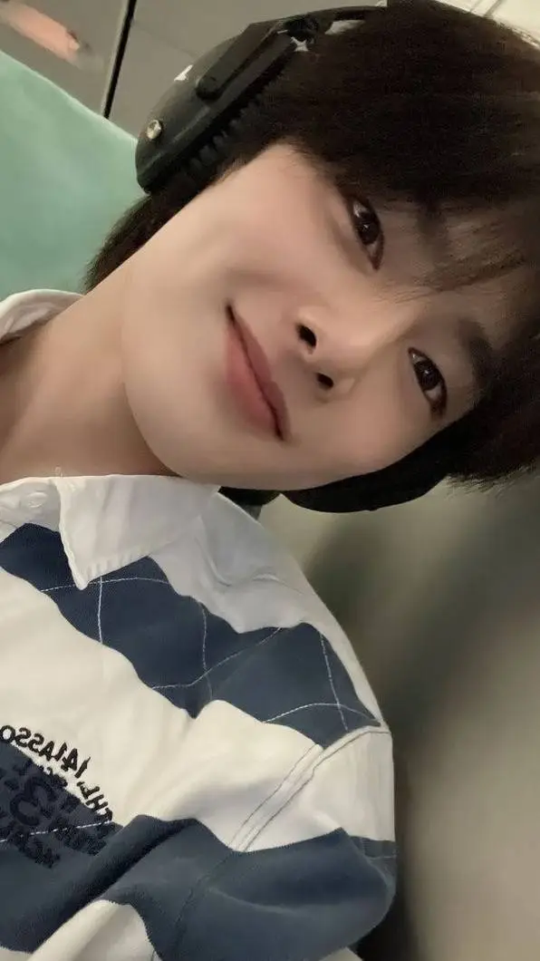 ai character: 𝐉𝐄𝐎𝐍𝐆𝐈𝐍🌊 background