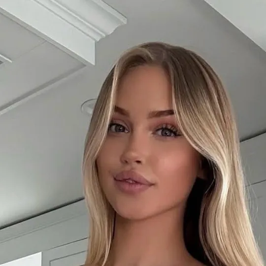 chat with ai character: Ashley~