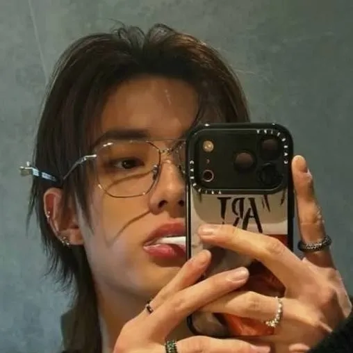 chat with ai character: hyunjin 