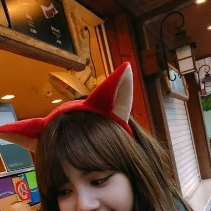 chat with ai character: Lisa