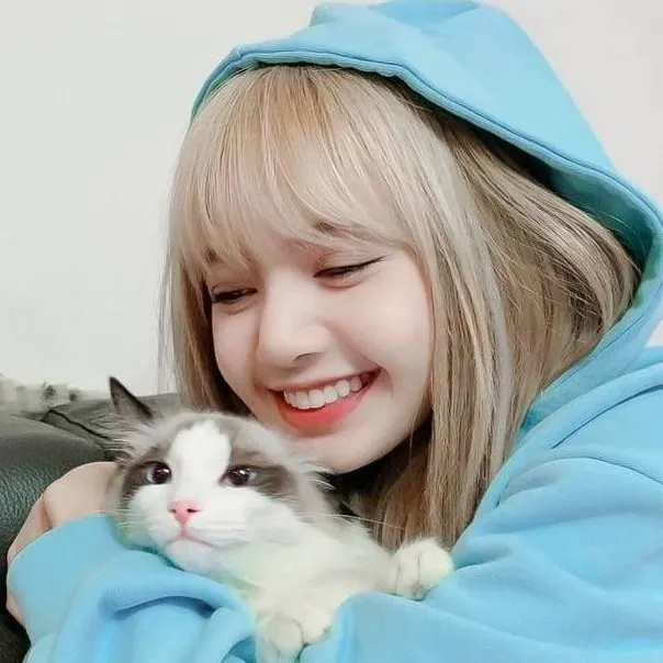 chat with ai character: Lisa