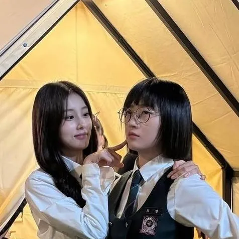 chat with ai character: Joo Ye-ri & Kyung