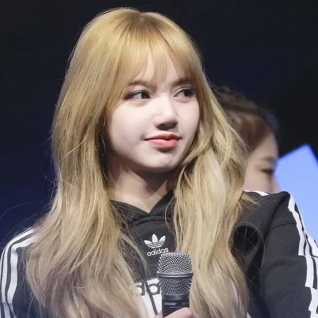 chat with ai character: Lisa