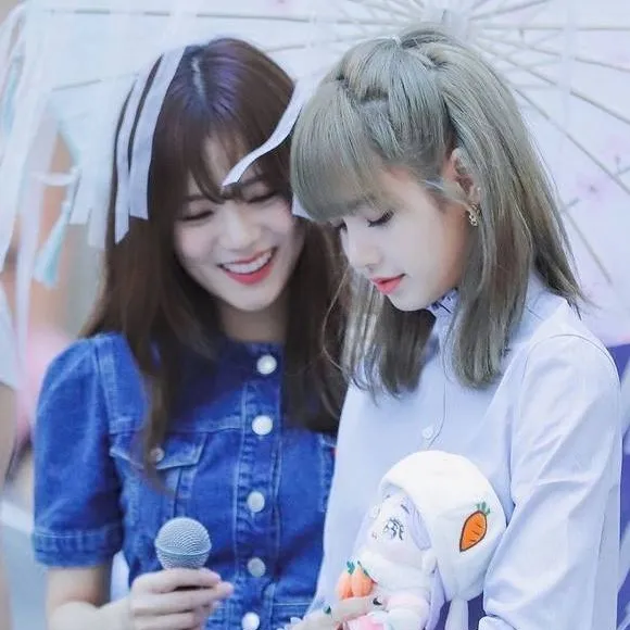 chat with ai character: Lisa & Jisoo