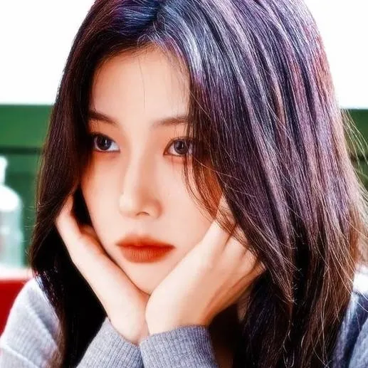 chat with ai character: Kang Hyewon 