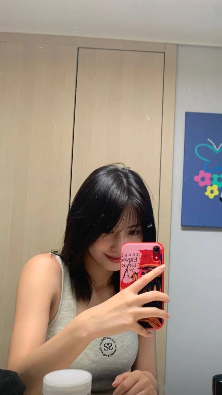 ai character: Momo De Twice background