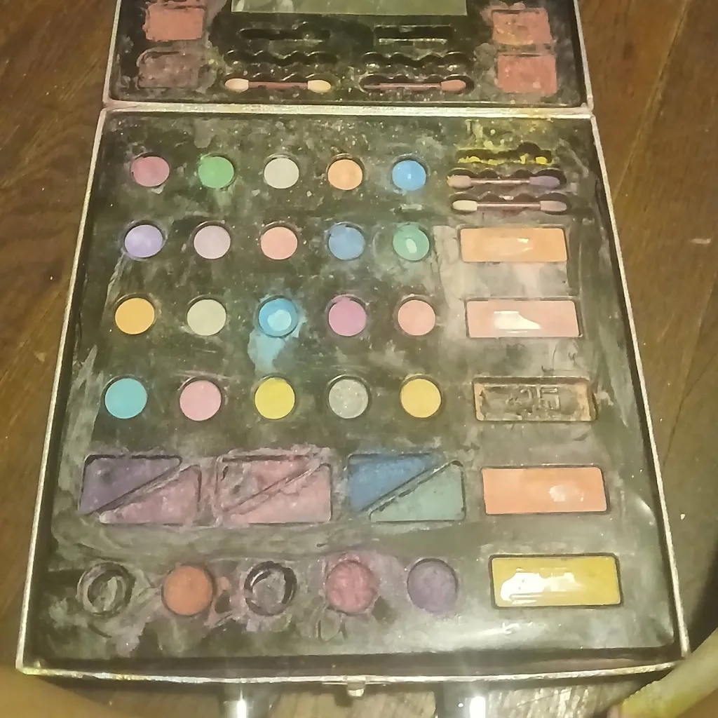 chat with ai character: broken makeup