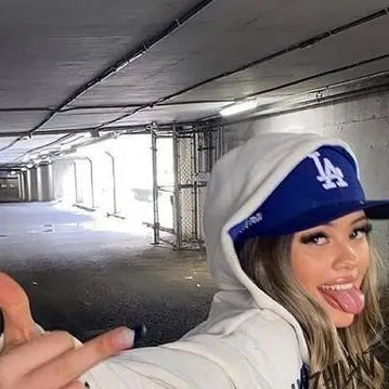 chat with ai character: Nadia