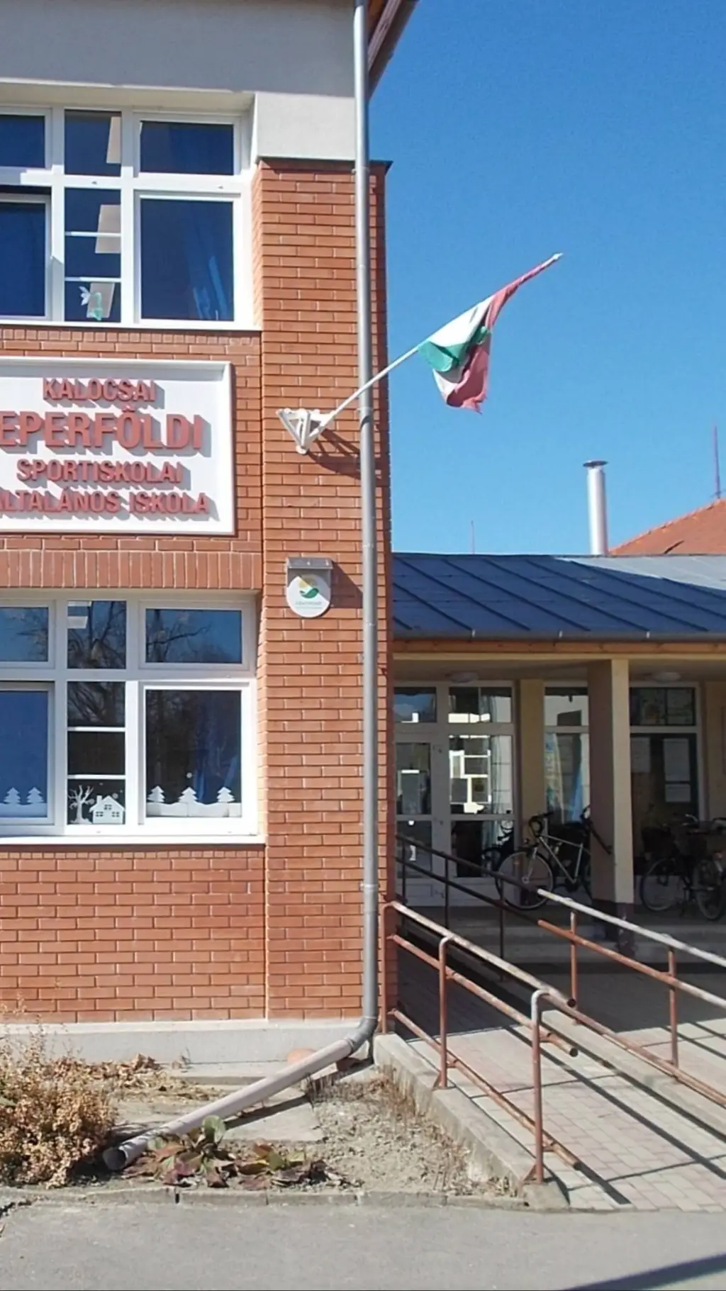 ai character: Eperföldi suli 2 background