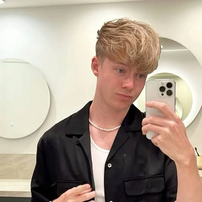 chat with ai character: sam golbach 