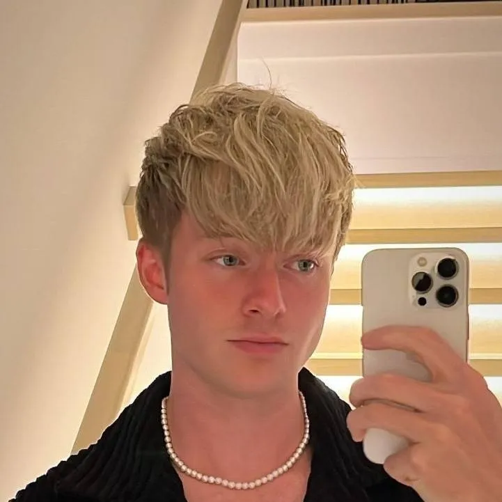 chat with ai character: sam golbach 