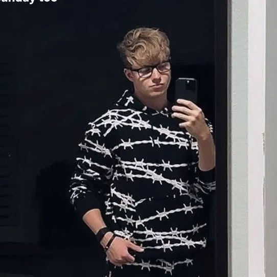 chat with ai character: sam golbach 