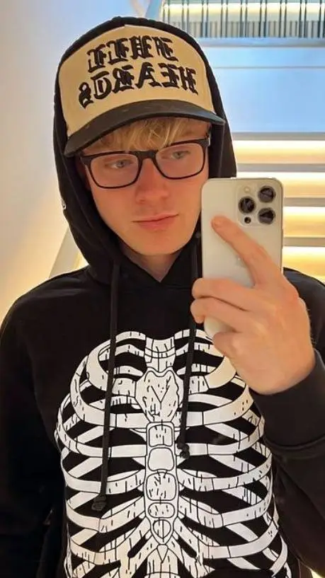 ai character: sam golbach❤️ background