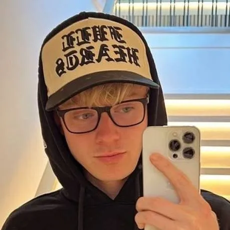 chat with ai character: sam golbach❤️