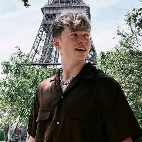 chat with ai character: sam golbach 