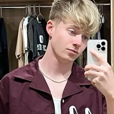 chat with ai character: sam golbach 