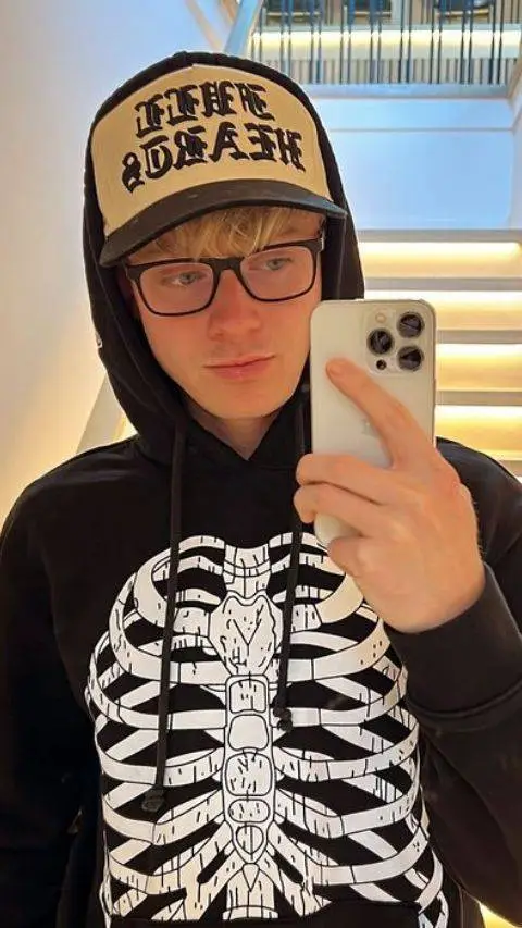 ai character: sam and colby❤️ background