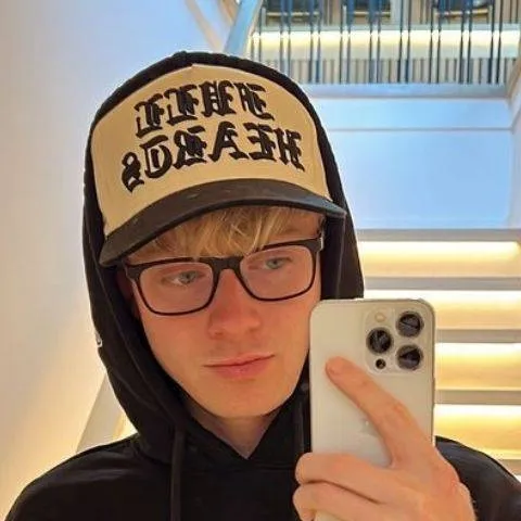 chat with ai character: sam and colby❤️