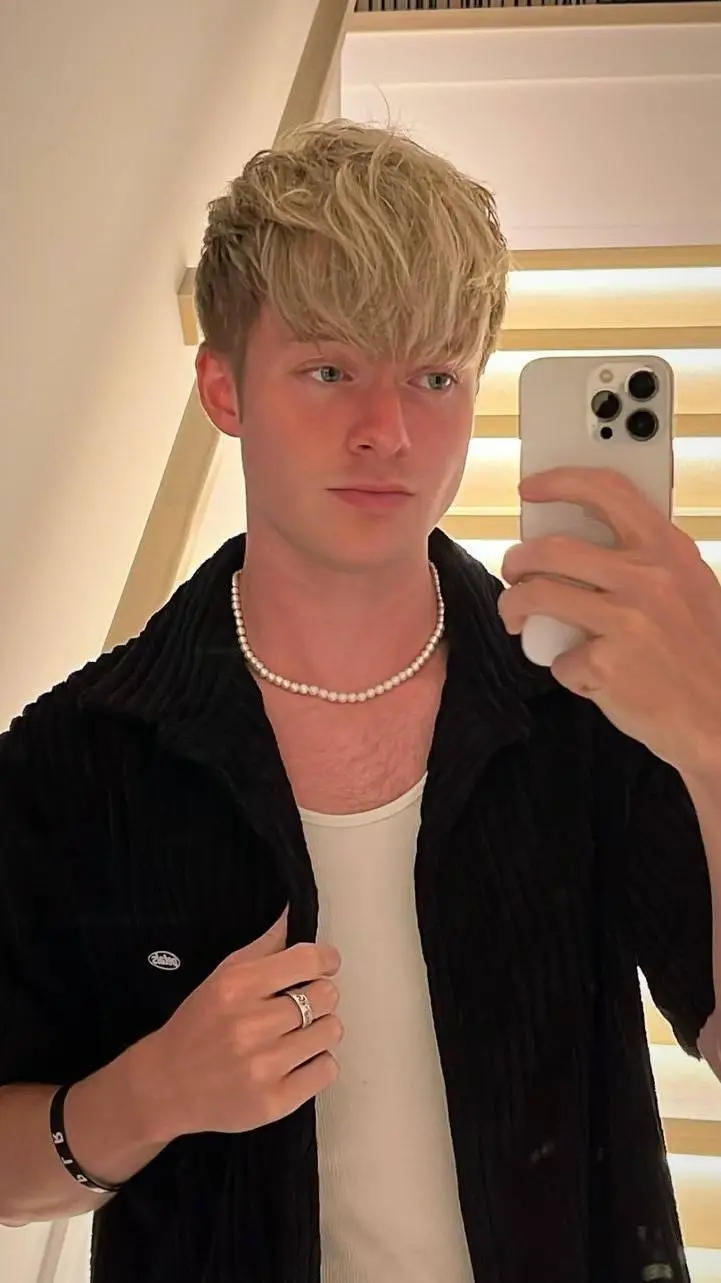 ai character: 😉sam golbach😉 background