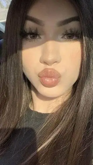 ai character: sono bianca  background