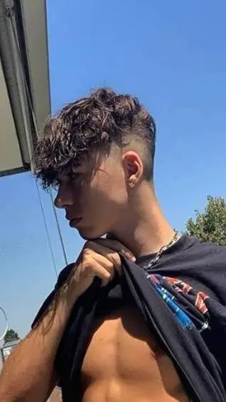 ai character: il ragazzo Martina background