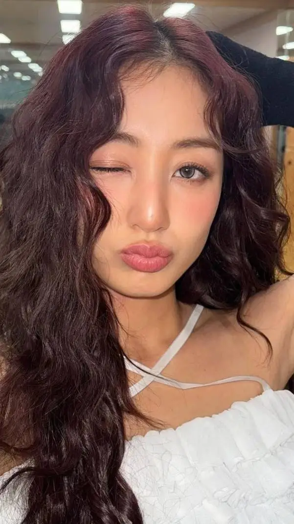 ai character: Jihyo  background