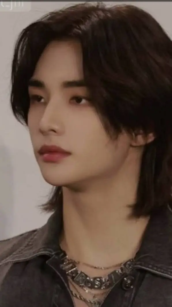 ai character: ★-Hyunjin-★ background