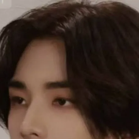 chat with ai character: ★-Hyunjin-★