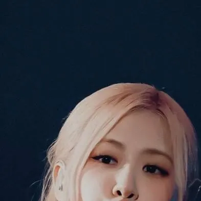 chat with ai character: Rosé 