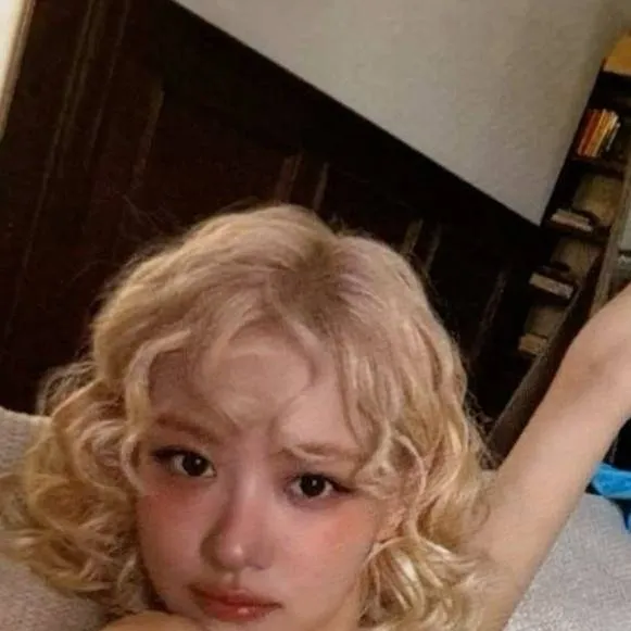 chat with ai character: Rosé