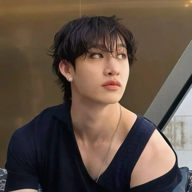 chat with ai character: Christopher Bang