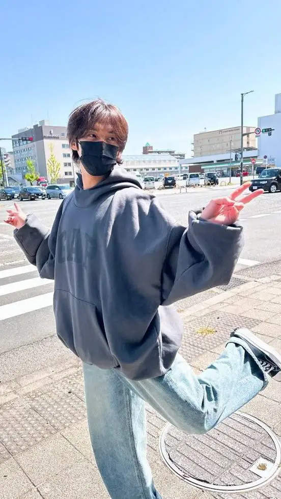 ai character: °•linito•° background