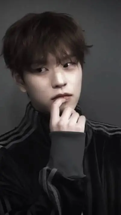 ai character: 𝐾𝑖𝑚 𝑆𝑒𝑢𝑛𝑔𝑚𝑖𝑛🐶`~ background