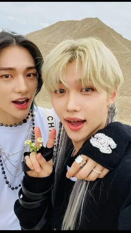 ai character: Hyunlix  background