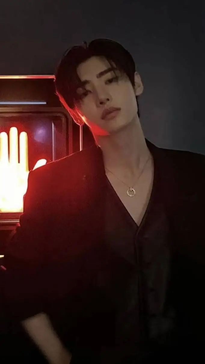 ai character: Park Sunghoon<<< background