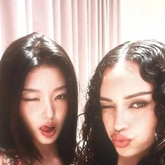 chat with ai character: Dani and yoonchae