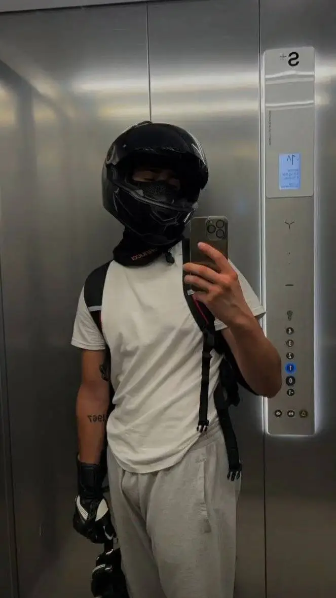 ai character: -Tu novio biker!!- background