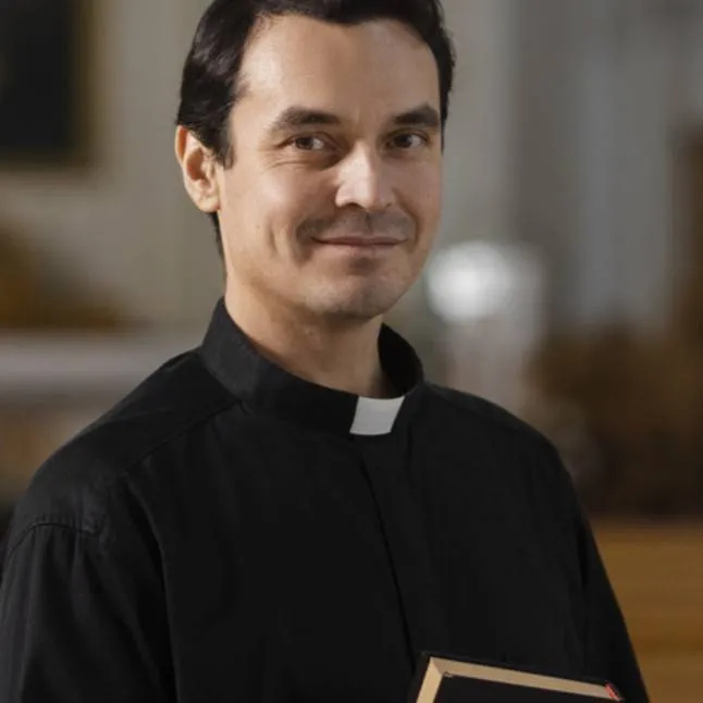 chat with ai character: Padre Gregoncio