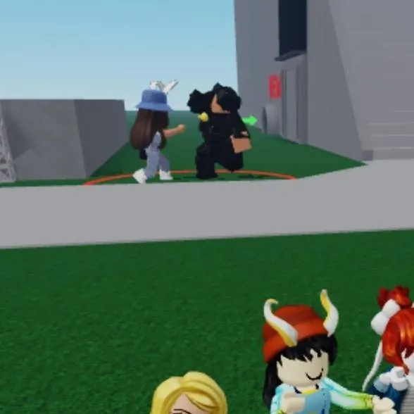 chat with ai character: Scary 5 roblox gir