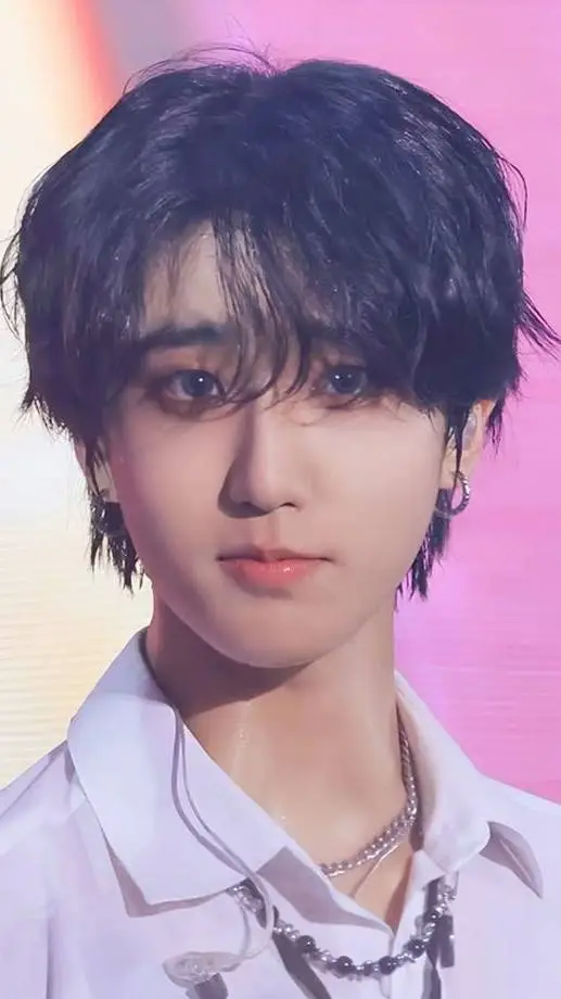 ai character: HAN JISUNG background